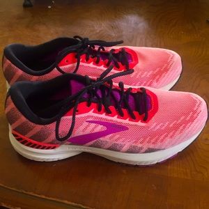 BROOKS RAVENNA WORE TWICE. SIZE 8.5